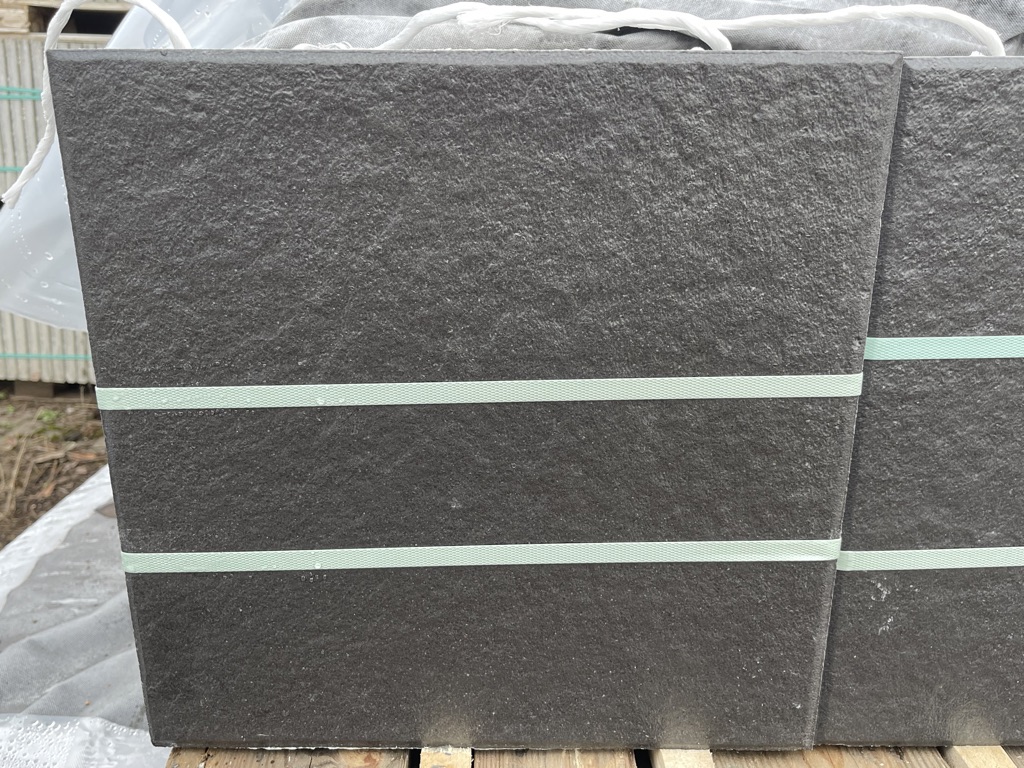 DIE BELGISCHE – Terrassenplatten 1C DIE BELGISCHE SCHWARZ-BASALT 40/40/4 – SCHWARZ-BASALT – Hauptansicht