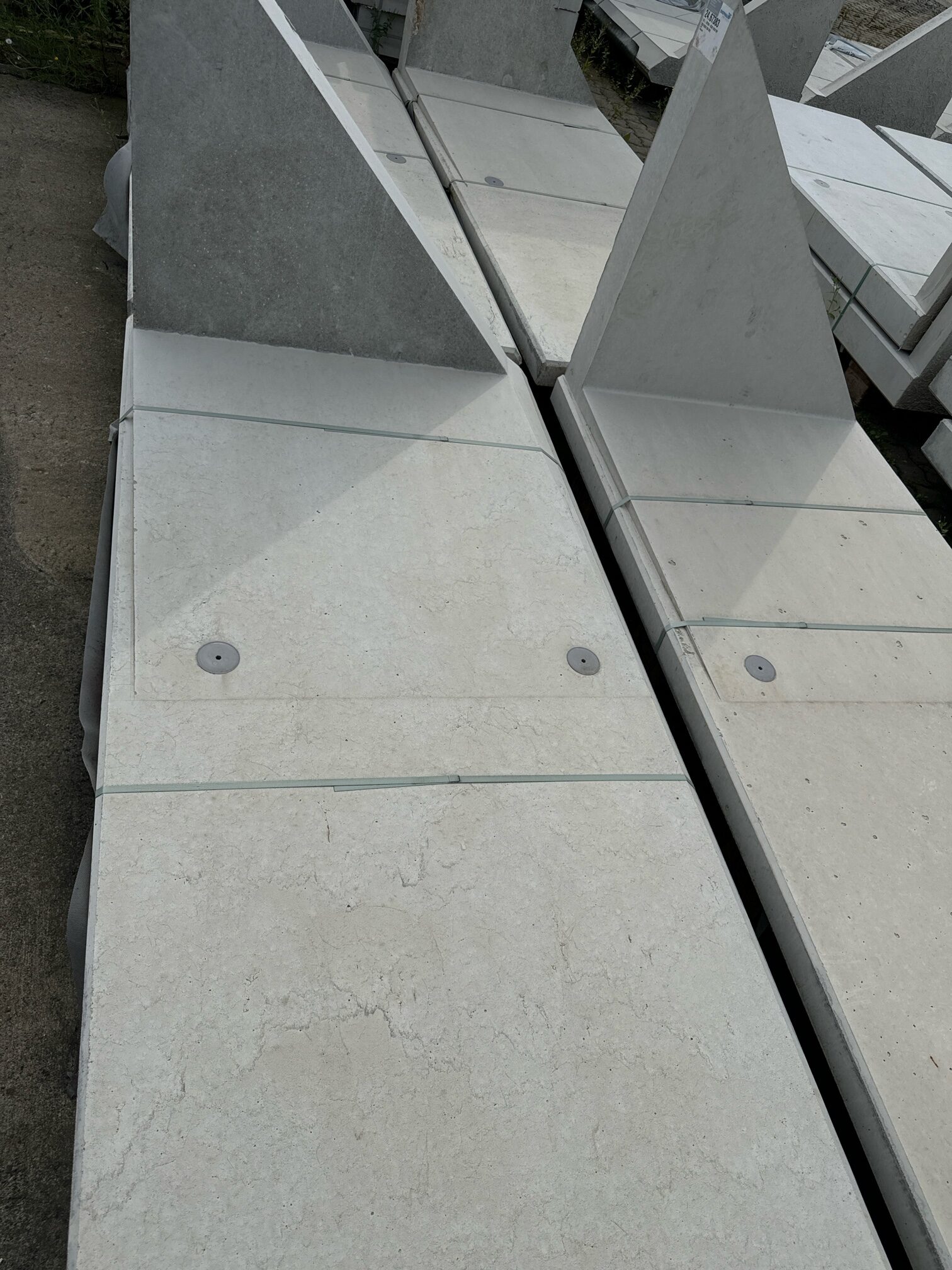 L-STEIN ECKE BEWEHRT 8 cm – L-Steine 1B L-STEIN-ECKE BEW 90° 205/100/8 CM REC – GRAU – 205 x 100 cm – Sichtbeton – Hauptansicht