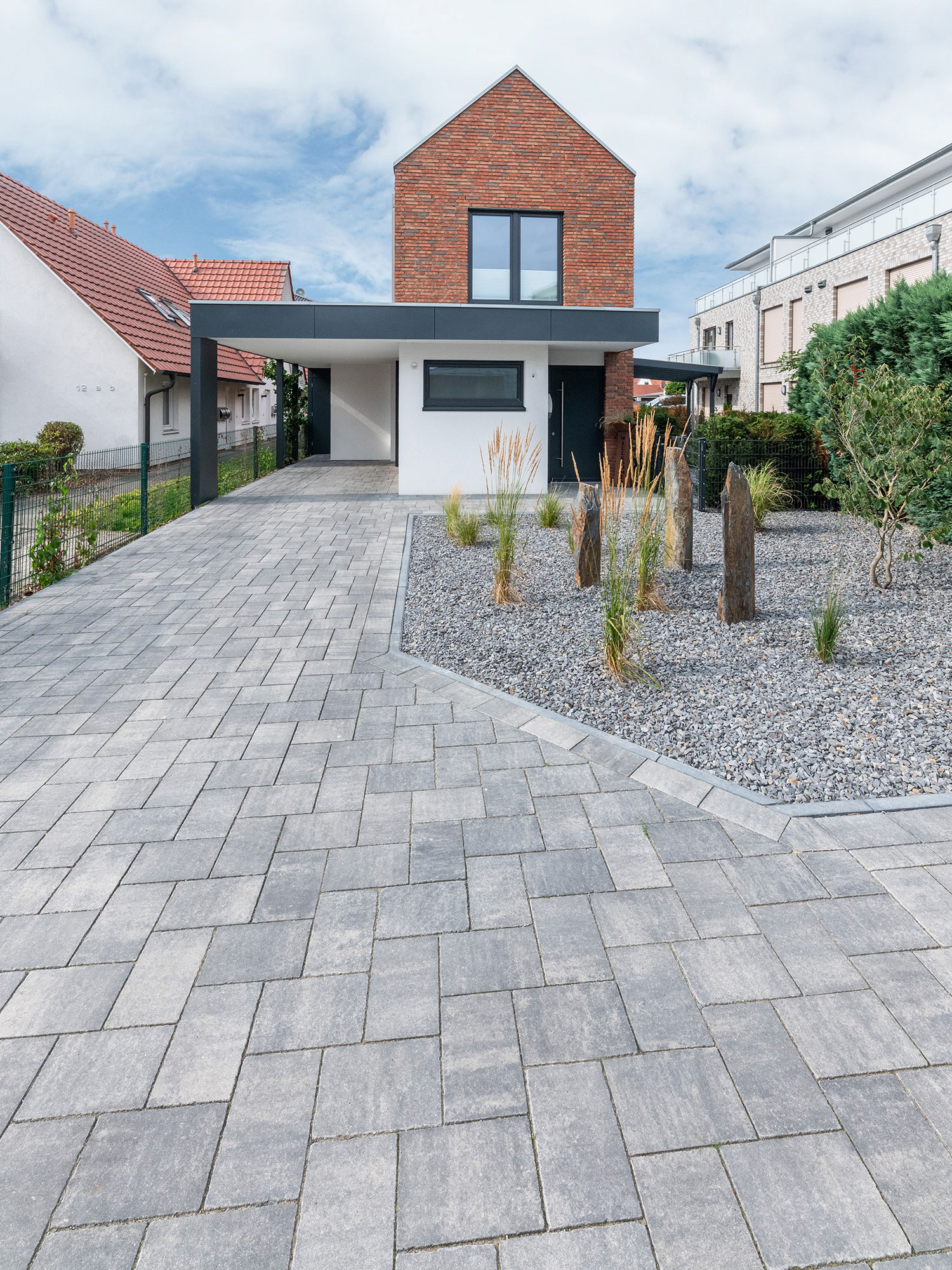 Moderne Hauseinfahrt nachher