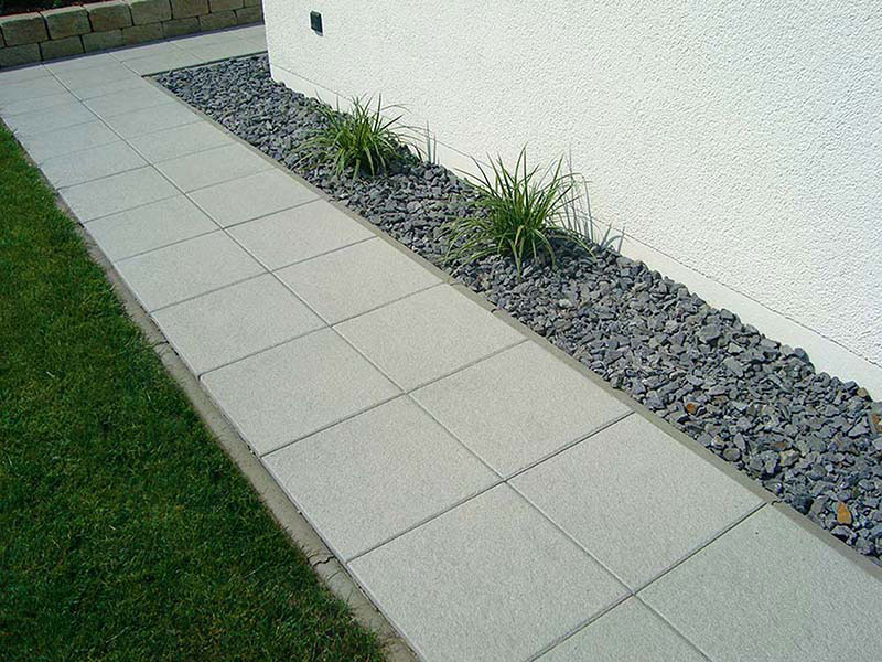 RANDSTEIN 5CM NUT & FEDER – RANDSTEIN GRAU 100/25/5 CM NUT + FEDER – GRAU – 100 x 25 x  5 cm – Detailansicht