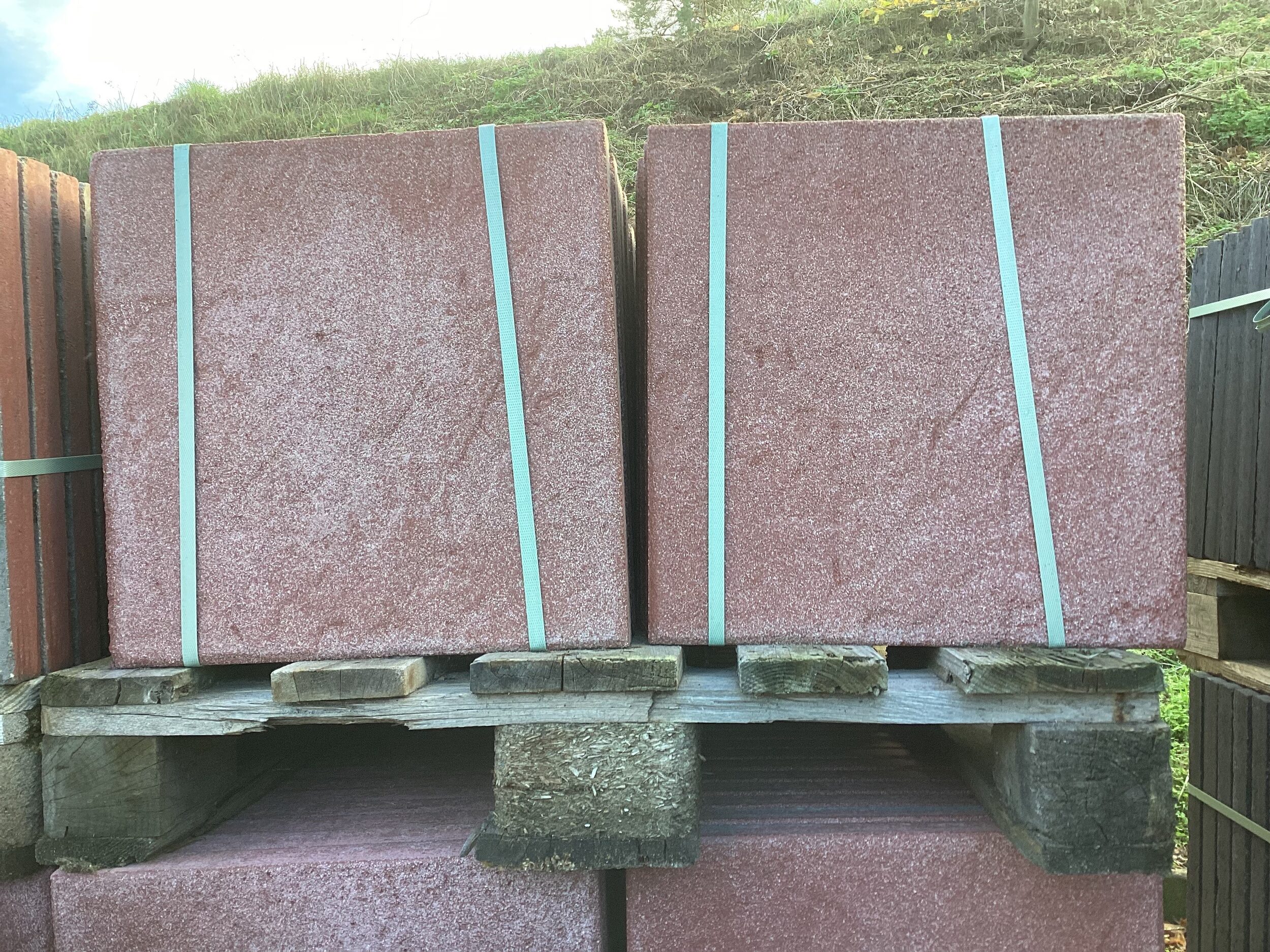 GRANDIA – Terrassenplatten 1B GRANDIA ROT 40/40/4 CM  56/DBP – Beschichtet – Detailansicht
