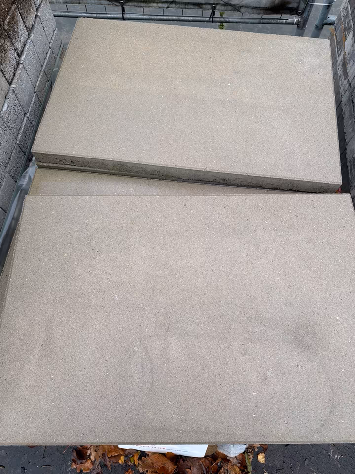 Terrassenplatten 1B BETONPLATTE GRAU 75/50/5 CM M. FASE – 75 x 50 x 5 cm – mit Fase – Detailansicht