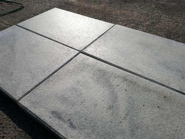 Terrassenplatten 1C RUSTICA WEIß-SCHWARZ 60/40/4 – WEISS-SCHWARZ – Seitenansicht