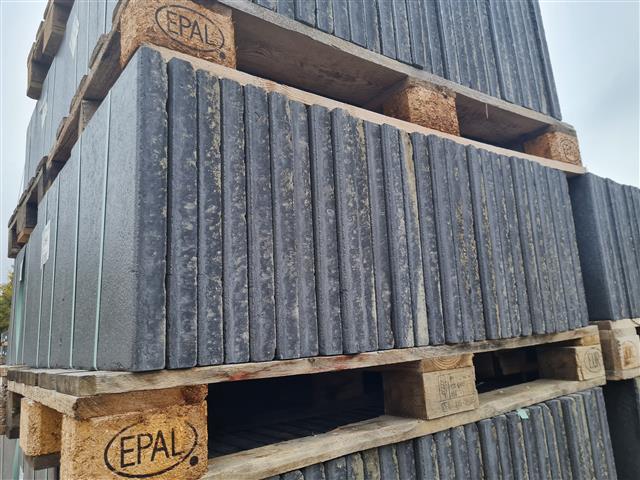 RUSTICA – Terrassenplatten 1B RUSTICA SCHWARZ-BASALT 40/40/4 CM – SCHWARZ-BASALT – Seitenansicht