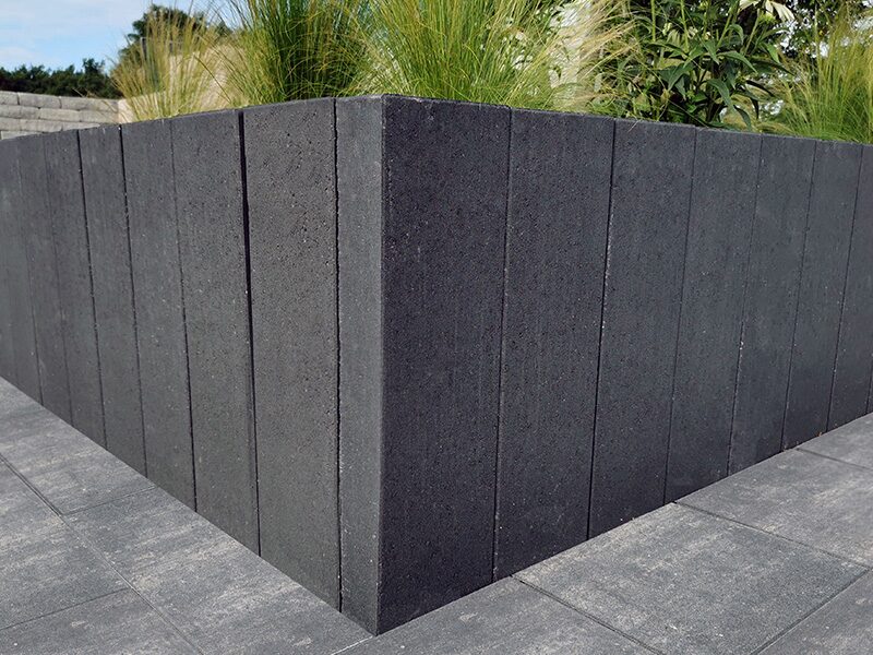 RECHTECKPALISADEN MEDIO – RECHTECK PALISADE ANTHRAZIT 90/20/8 PE2 – ANTHRAZIT – 90 x 20 x 8 cm – Unbehandelt – Detailansicht