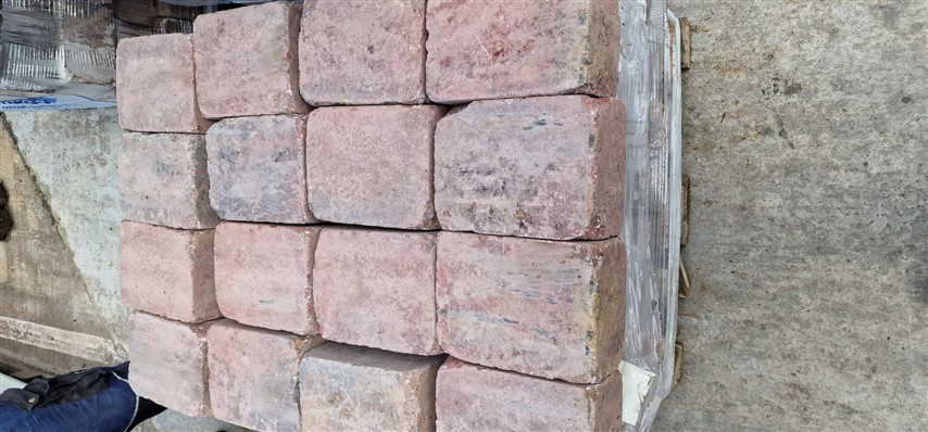 Mauersteine X-TRA ANTIK GEK. ROT 28/21/14 CM 96/DBP – BRAUN-BUNT – Detailansicht