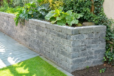 Gemüsebeet aus Antik Mauersteine in basalt