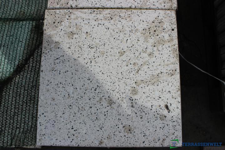 OPTIMA – Terrassenplatten 1B OPTIMA ARMIERT WEIß 40/40/4 CM – GRANIT-WEISS ARMIERT – Detailansicht