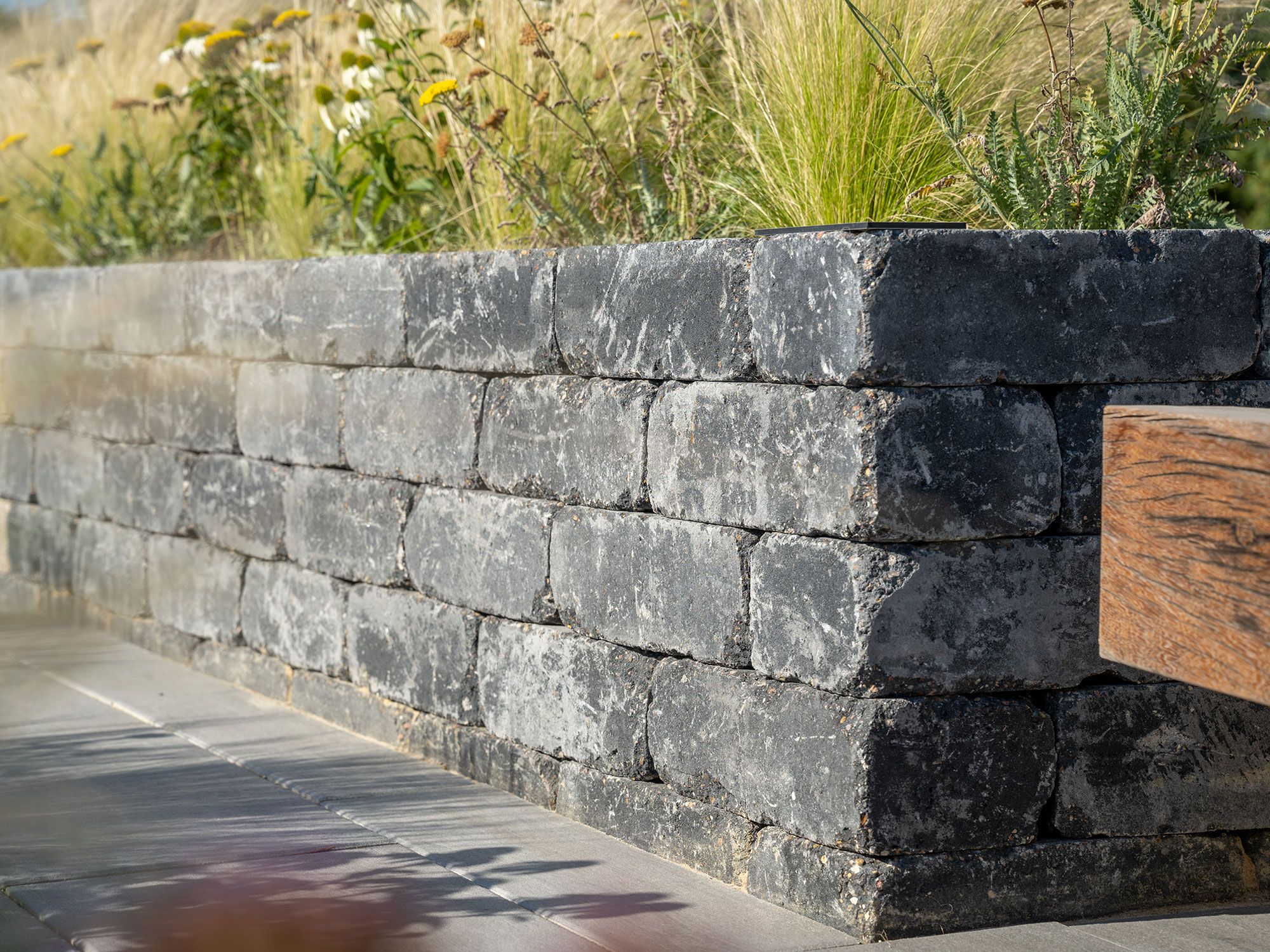 ANTIK MAUER – ANTIK GEK. BASALT 42/21/21 CM 48/DBP – BASALT – 42 X 21 X 21 CM – Antik – Umgebungsansicht
