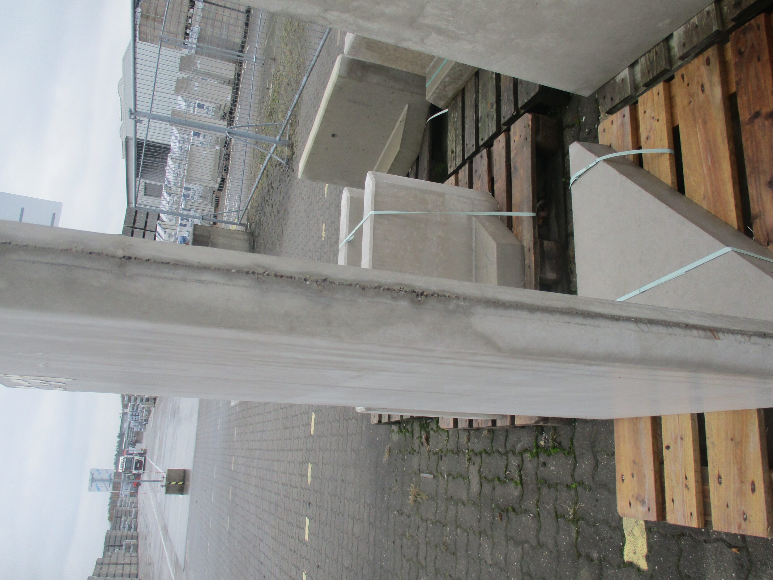 L-STEIN ECKE BEWEHRT 8 cm – L-Steine 1B L-STEIN-ECKE BEW 90° 155/100/8 RECHTS – GRAU – 155/100 – Sichtbeton – Seitenansicht