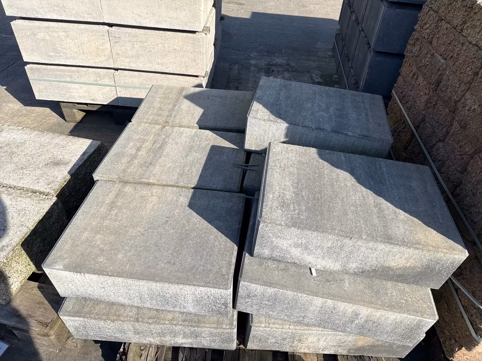 VIA BLOCKSTUFEN – Stufen X-TRA VIA BLOCKSTUFE MUSCHELK. 50/35/15 – MUSCHELKALK – 50 x 35 x 15 cm – mit Fase – Detailansicht