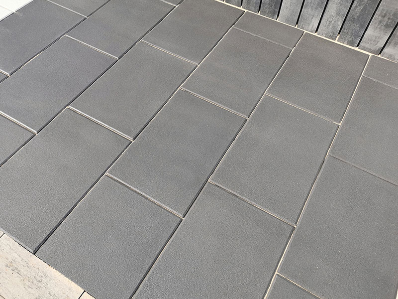 RUSTICA – Terrassenplatten 1B RUSTICA SCHWARZ-BASALT 60/40/4 CM – SCHWARZ-BASALT – 60 x 40 x 4 cm – Umgebungsansicht