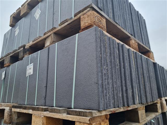 RUSTICA – Terrassenplatten 1B RUSTICA SCHWARZ-BASALT 40/40/4 CM – SCHWARZ-BASALT – Detailansicht