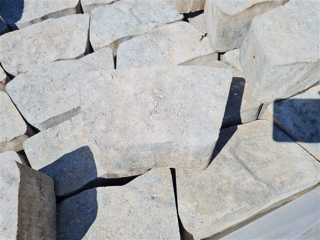 FLORO – Mauersteine X-TRA FLORO MUSCHELKALK 25/18/14/10 CM – MUSCHELKALK – Detailansicht