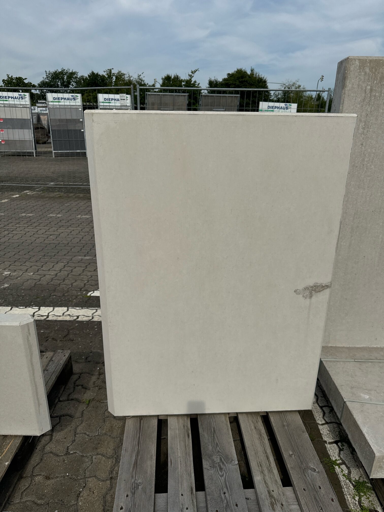 L-STEIN ECKE BEWEHRT 8 cm – L-Steine 1B L-STEIN-ECKE BEW 90° 130/100/8 CM LIN – GRAU – 130/100 – Sichtbeton – Detailansicht