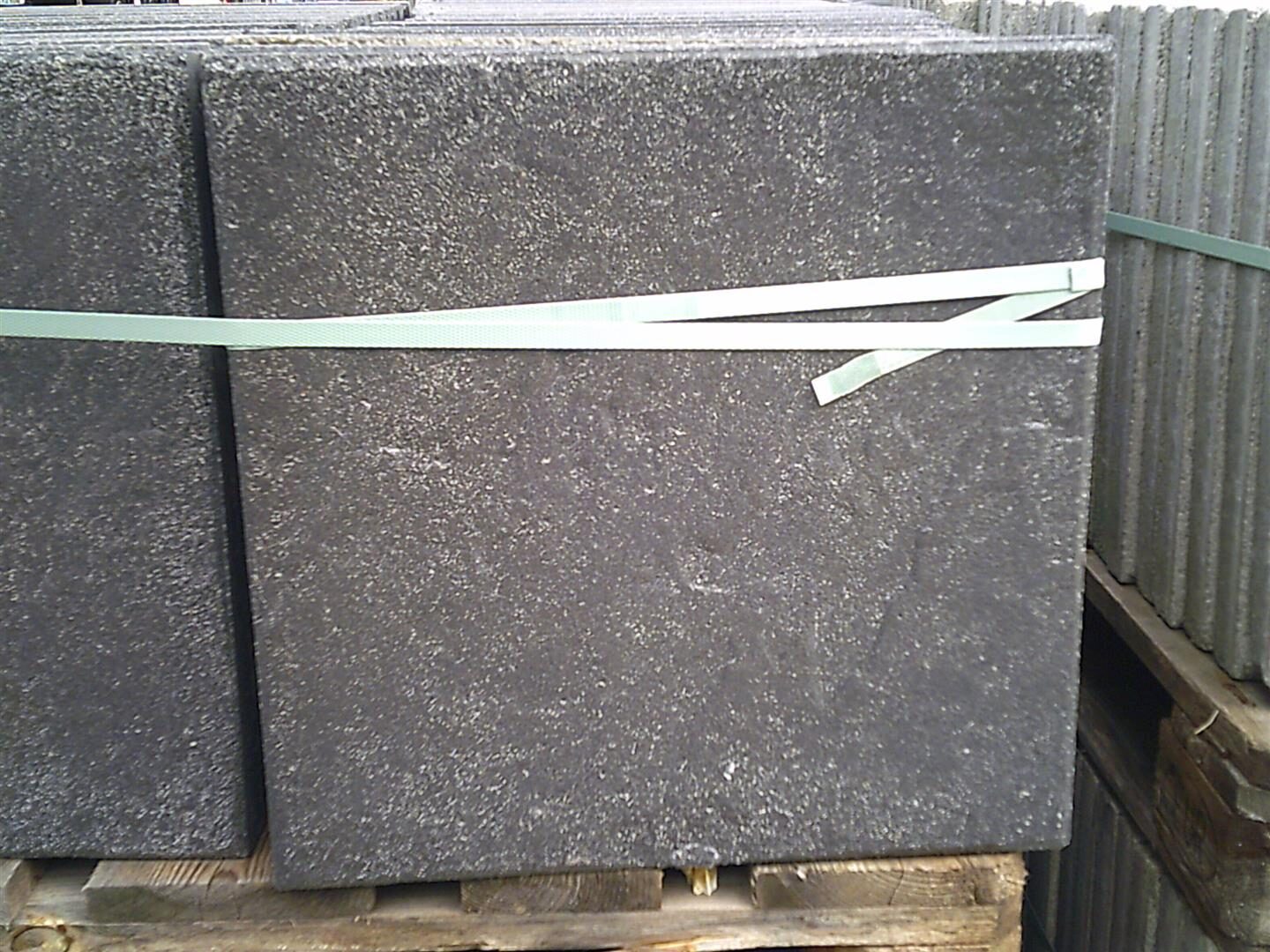 GRANDIA – Terrassenplatten 1B GRANDIA BASALT 40/40/4 CM  56/DBP – GRAU – Umgebungsansicht