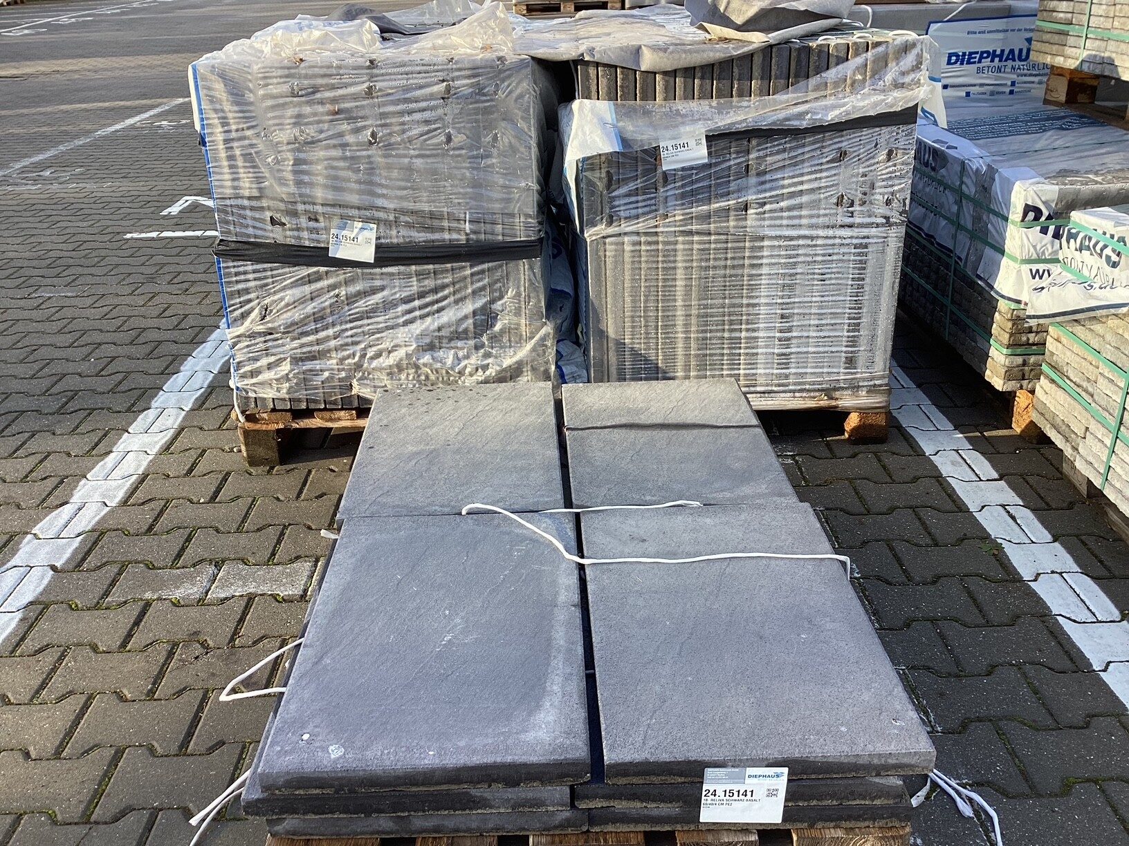 RELIVA – Terrassenplatten 1B- RELIVA SCHWARZ-BASALT 60/40/4 CM PE2 – 60 x 40 x 4 cm – Beschichtet – Detailansicht
