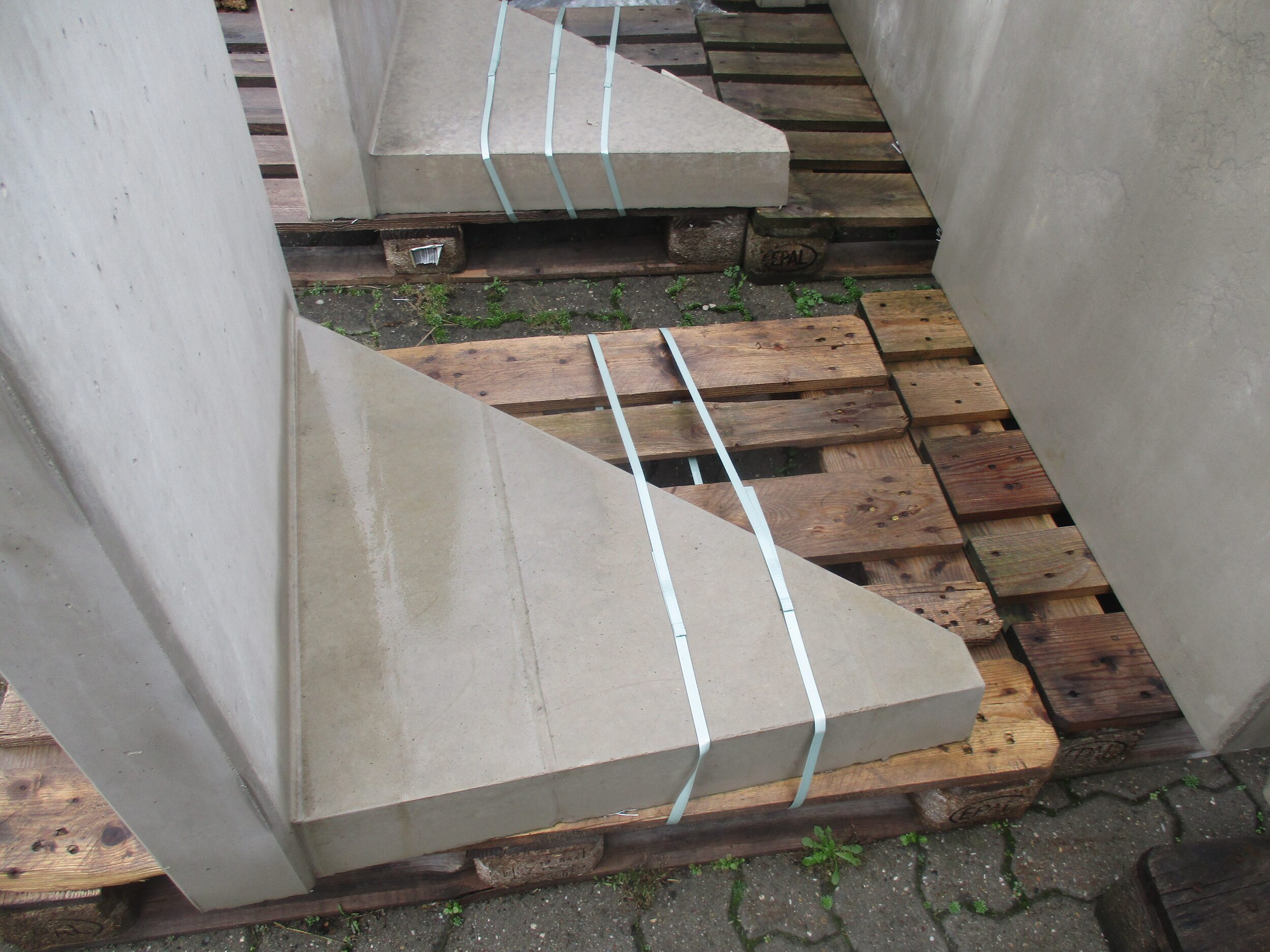 L-STEIN ECKE BEWEHRT 8 cm – L-Steine 1B L-STEIN-ECKE BEW 90° 155/100/8 LINKS – GRAU – 155 x 100 cm – Sichtbeton – Detailansicht