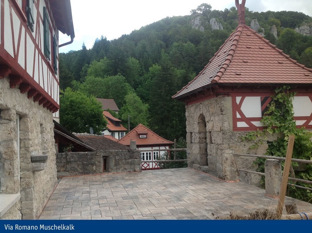 Terrasse um ein historisches Gebäude - Hauptbild
