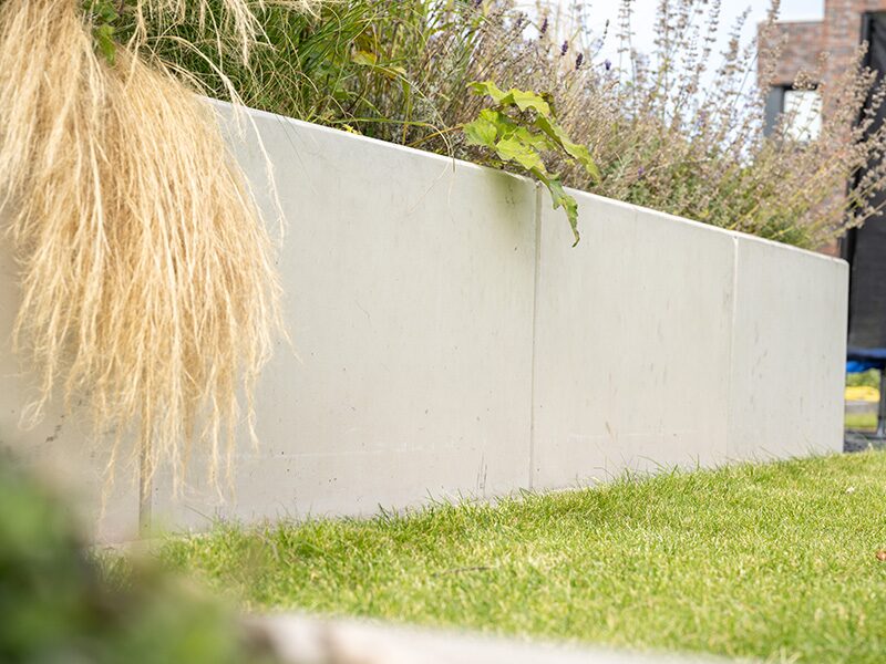 L-STEINE BEW. 8 cm 100 cm Bl. – L-STEIN BEWEHRT GRAU 105/100/60/8 CM – GRAU – 105 x 100 x 60 x 8 cm – Sichtbeton – Umgebungsansicht