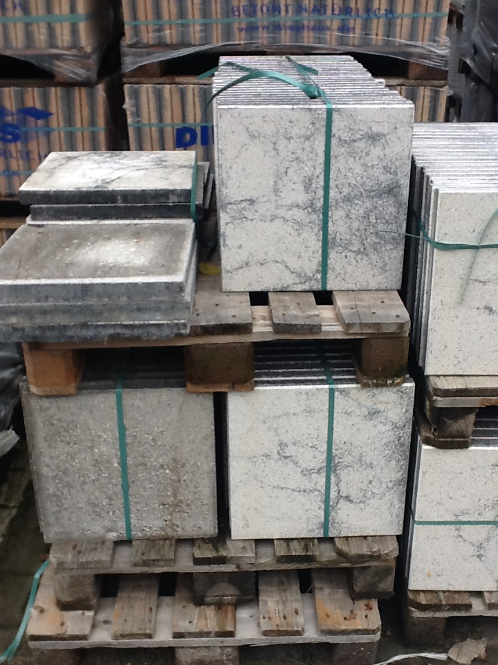 Terrassenplatten 1B  WEIß-SCHWARZ MARM 40/40/4 CM – WEISS-SCHWARZ – Detailansicht