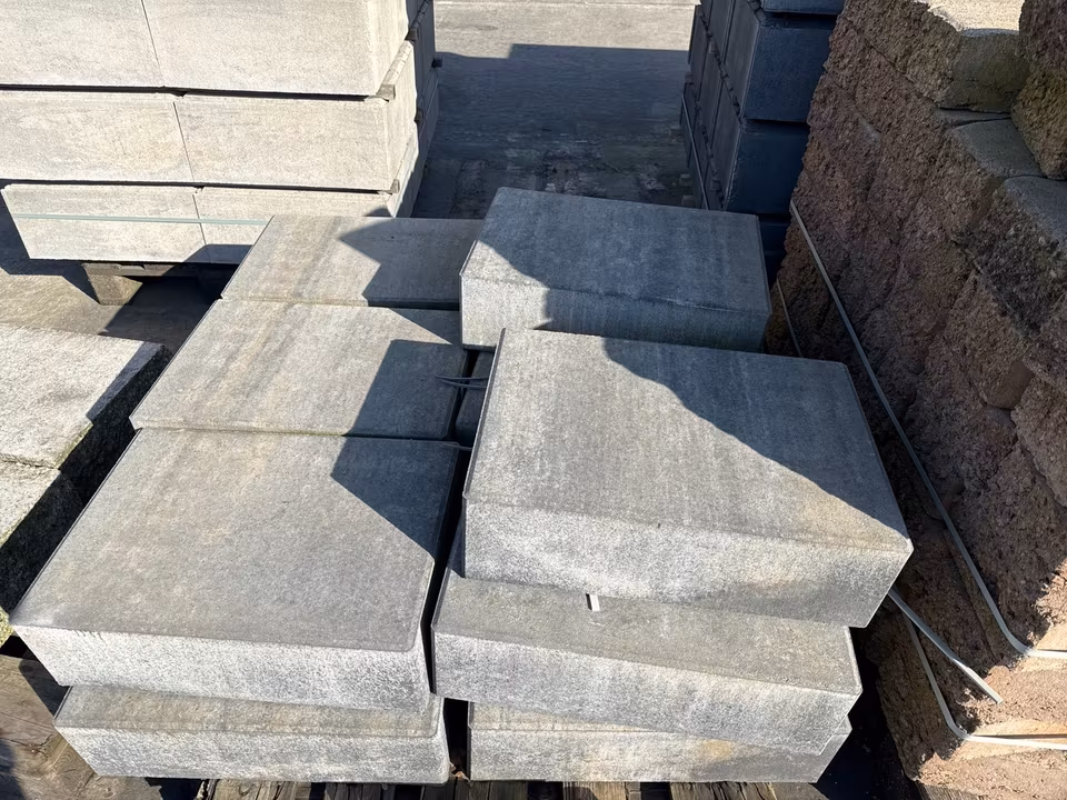 VIA BLOCKSTUFEN – Stufen X-TRA VIA BLOCKSTUFE MUSCHELK. 50/35/15 – MUSCHELKALK – 50 x 35 x 15 cm – mit Fase – Hauptansicht