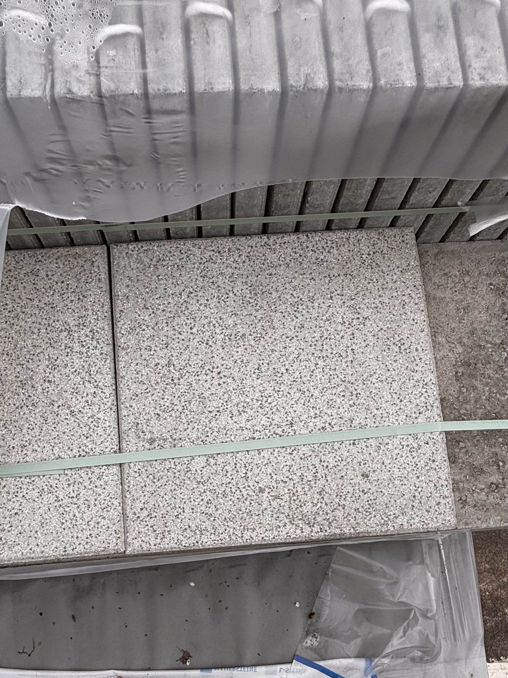 X-TRA RUSTICA GRAU-GRANIT 40/40/4 – Hauptansicht
