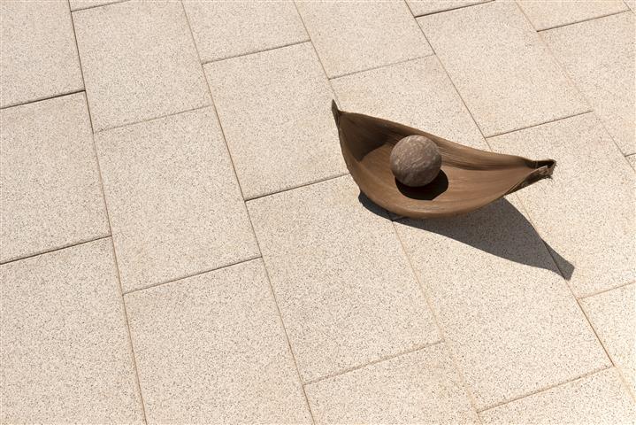 RUSTO – Terrassenplatten RUSTO BRAUN 40/40/4 CM PE2 – BRAUN – Detailansicht