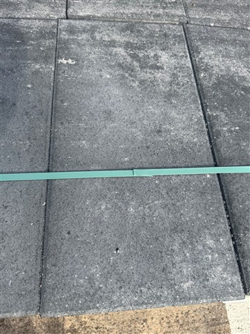 VIA TERRASSENPLATTEN – Terrassenplatten 1B VIA WEIß-SCHWARZ 60/30/4 CM 96/DBP – 60 x 30 x 4 cm – mit Fase – Detailansicht