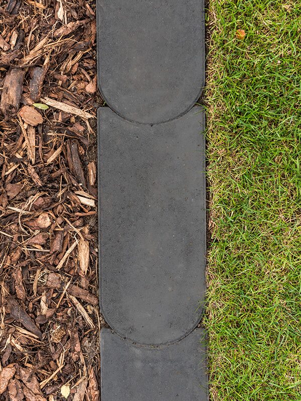 RASENMÄHKANTEN – RASENMÄHKANTE ANTHRAZIT 24/12/4 CM – ANTHRAZIT – 24 x 12 x 4 cm – Unbehandelt – Umgebungsansicht