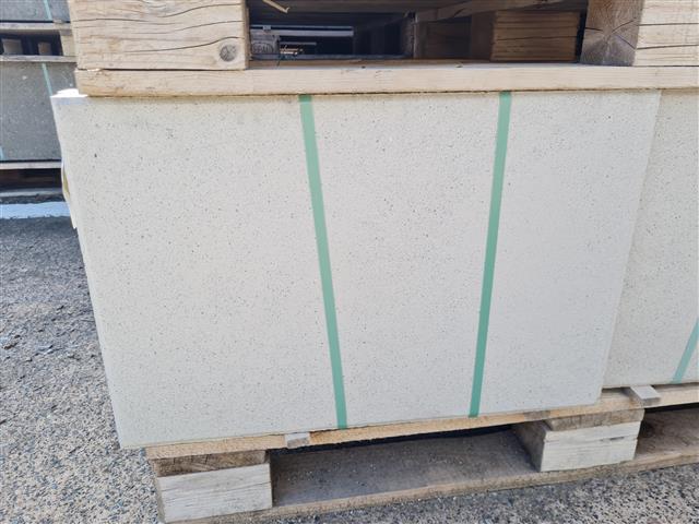 RUSTICA – Terrassenplatten X-TRA RUSTICA GRAU-WEIß 60/40/4 CM – GRAU-WEISS – Umgebungsansicht