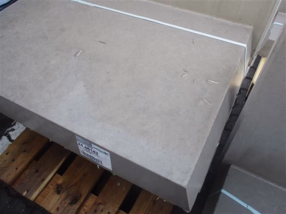 L-Steine 1B L-STEIN BEWEHRT GRAU 130/100/70/8 CM – GRAU – 130 x 100 x 70 x 8 cm – Sichtbeton – Hauptansicht