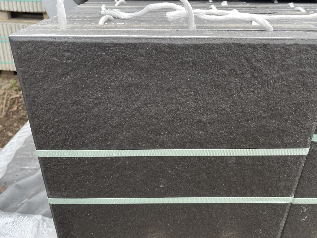 DIE BELGISCHE – Terrassenplatten 1C DIE BELGISCHE SCHWARZ-BASALT 40/40/4 – SCHWARZ-BASALT – Detailansicht